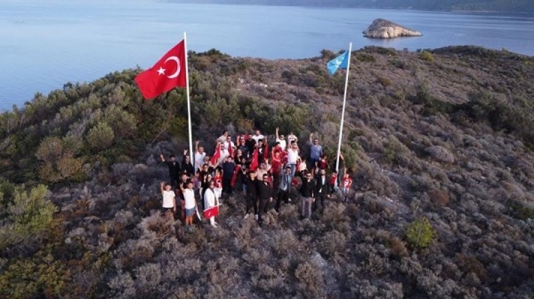 Datça Ülkü Ocakları Murdala Adası’nda Türk Bayrağı’nı dalgalandırdı