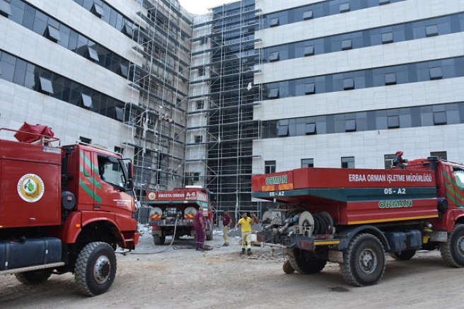 Devlet hastanesi inşaatında çıkan yangın söndürüldü