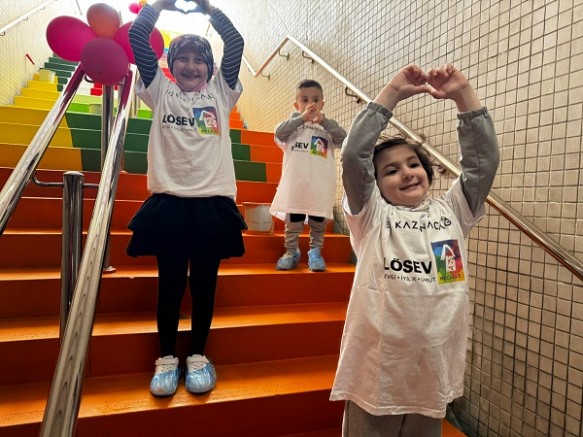 “İzmir Konak Metrosu, LÖSEV'in 25. Yılını Renkli Bir Şekilde Kutluyor