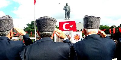 Muğla Valiliği ve Büyükşehir Belediyesi Atatürk Büstüne Çelenk Sundu