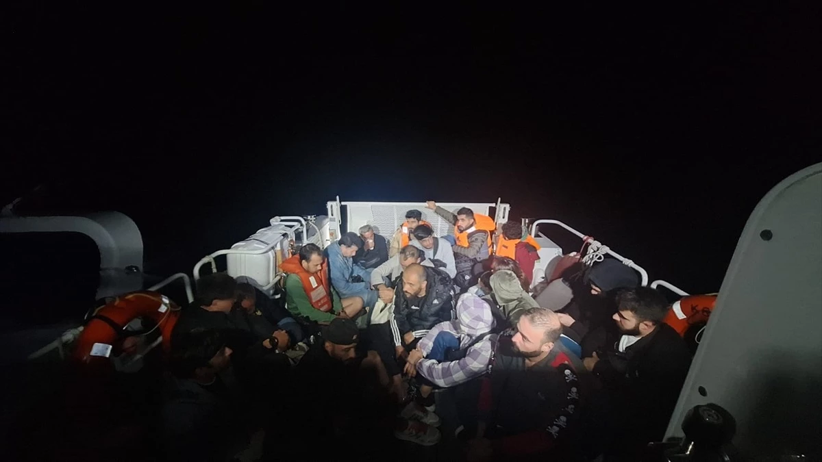 Yunanistan unsurlarınca Türk kara sularına itilen 22 düzensiz göçmen kurtarıldı
